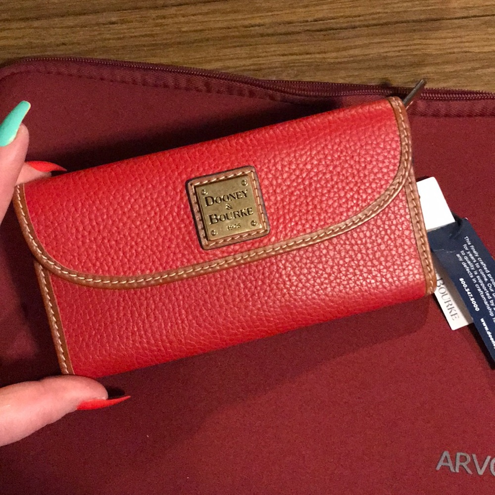 🐞🐞NWT Dooney and Bourke 🐞🐞